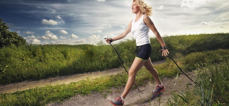 Hol‘s Stöckchen oder gib Gummi: Nordic Walking vs. Laufen